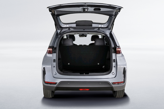 BYD Pure Electric Taxi D1 has a range of 418km and an electric sliding door