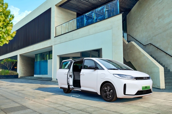 BYD Pure Electric Taxi D1 has a range of 418km and an electric sliding door